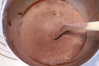 筛入一半的可可低粉，擦底翻拌均匀