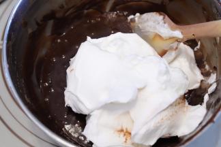 再加入一半打发好的蛋白，翻拌均匀，重复13，14步，做好蛋糕糊