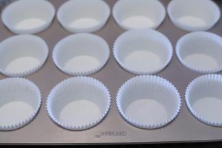 准备一个12连圆形模，放上纸托