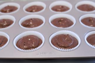 将面糊装入裱花袋，剪个圆口，挤入纸托内