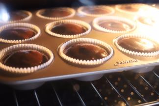 烤箱预热150度，上下火中层30分钟，最后5分钟调高上火至170度