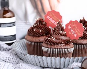 将巧克力甘纳许取出，室温回复到裱花状态，装入装好18齿的裱花嘴的裱花袋内，挤在蛋糕胚上装饰。