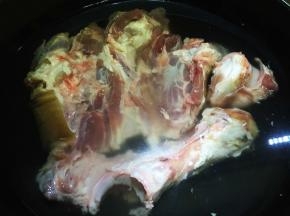 凉水下锅焯去血污