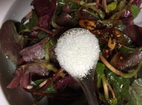 加入一勺白糖，把刚才加入的佐料和均匀