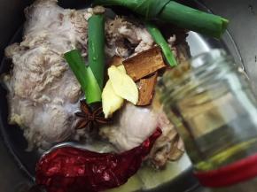 猪肘和配料一起下锅，添水没过猪肘，倒入料酒