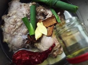 猪肘和配料一起下锅，添水没过猪肘，倒入料酒