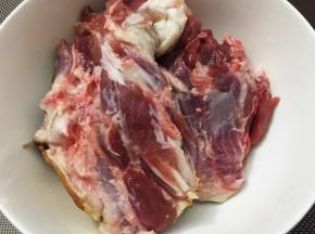 将中间的棒骨剔除