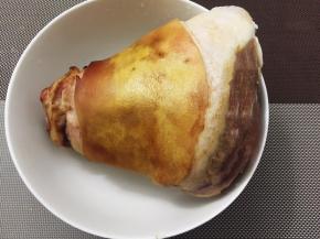 猪肘烧掉猪毛，浸泡刮洗干净