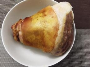 猪肘烧掉猪毛，浸泡刮洗干净