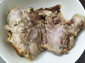 焯好的猪肘捞出洗净沥干水分