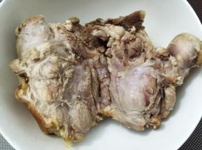 焯好的猪肘捞出洗净沥干水分