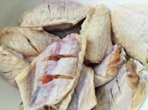 用刀在鸡翅上划几刀