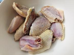 鸡翅中用水浸泡2小时，洗净沥干水分