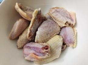 鸡翅中用水浸泡2小时，洗净沥干水分