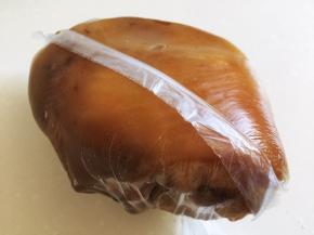 在猪肘温热时取出，装入保鲜袋，拧紧袋口