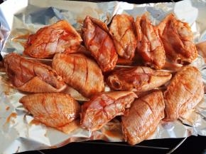 取出摆放在空气炸锅中