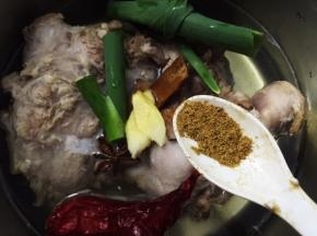 放入花椒粉，大火烧开后转中火煮半小时，用筷子能扎透就熟了