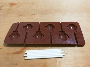 准备好模具和棒棒