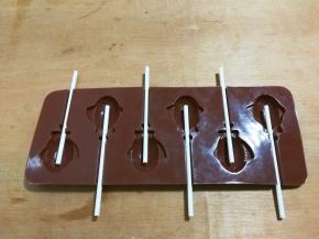 棒棒放入模具里面