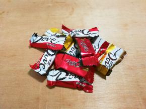 就是吃的黑巧克力七块和三块白巧克力