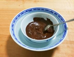 慢慢的巧克力融化用勺子搅拌均匀