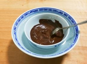 慢慢的巧克力融化用勺子搅拌均匀