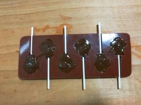 巧克力倒入模具，放冰箱冷藏三小时