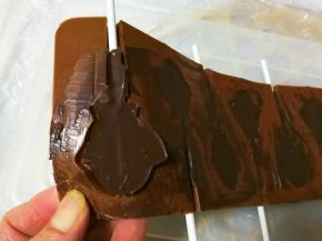 现在可以脱模了，用手在巧克力边上硅胶轻轻一按就分离了