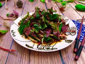 装盘，酸辣爽口，一口一新鲜，爱吃这味道的就会知道多美味