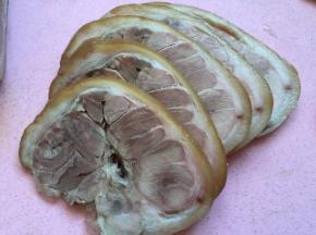 放入冰箱冷藏5-6个小时，取出切片