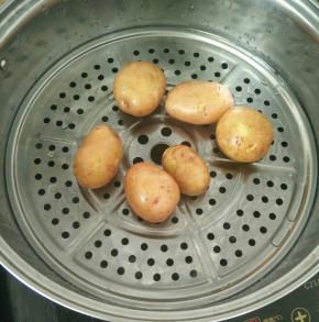 土豆洗干净表皮，上锅蒸熟，筷子可以轻松穿过。