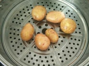 土豆洗干净表皮，上锅蒸熟，筷子可以轻松穿过。