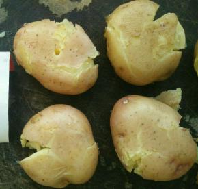 放到砧板，用刀背轻轻压一下。