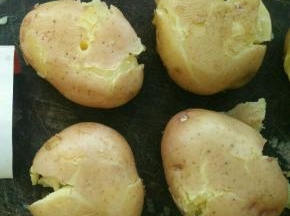 放到砧板，用刀背轻轻压一下。