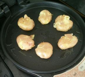 煎烤机刷一层薄油，放入土豆，撒点盐。