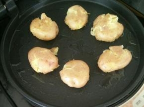 煎烤机刷一层薄油，放入土豆，撒点盐。