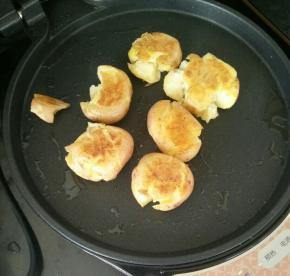 煎至两面焦黄，盛出。