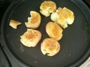 煎至两面焦黄，盛出。