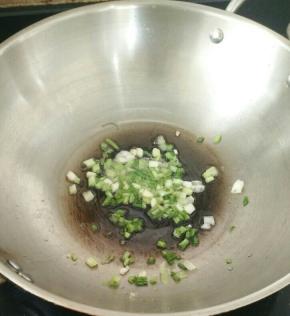热锅凉油下葱花，煸炒出香味。