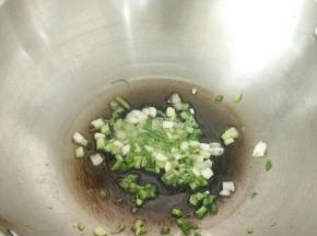热锅凉油下葱花，煸炒出香味。