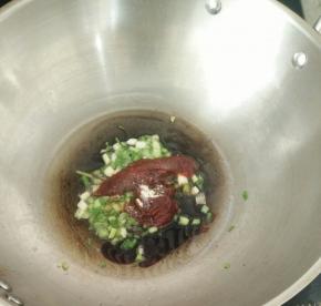 加入甜辣酱、酱油、盐和一点点水。