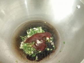 加入甜辣酱、酱油、盐和一点点水。