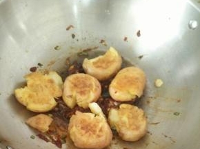 放入土豆，轻轻翻炒均匀即可。