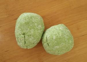 面粉慢慢加入菠菜汁，揉成面团，饧半个小时。