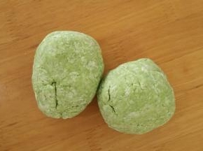 面粉慢慢加入菠菜汁，揉成面团，饧半个小时。