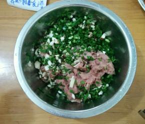 猪肉、香菇和韭菜分别切碎。