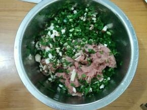 猪肉、香菇和韭菜分别切碎。