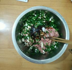 加入适量耗油、酱油、盐和花生油，搅拌均匀。