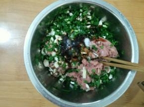 加入适量耗油、酱油、盐和花生油，搅拌均匀。