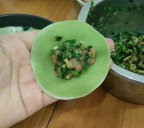 取一张饺子皮，放适量馅。